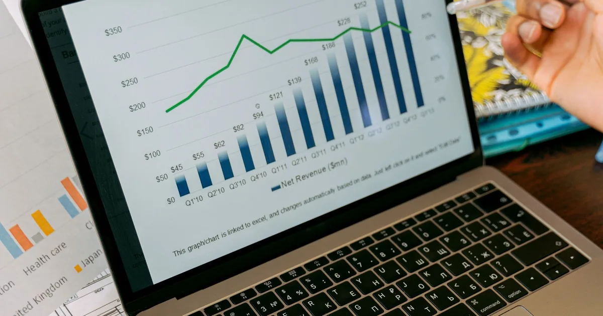 Monitor exibindo painéis de estatísticas e séries numéricas