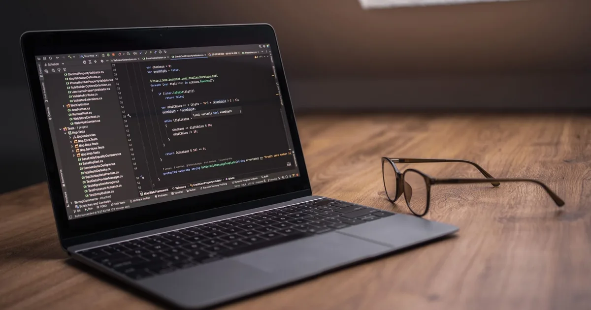 Notebook sobre mesa de madeira exibindo um editor de código